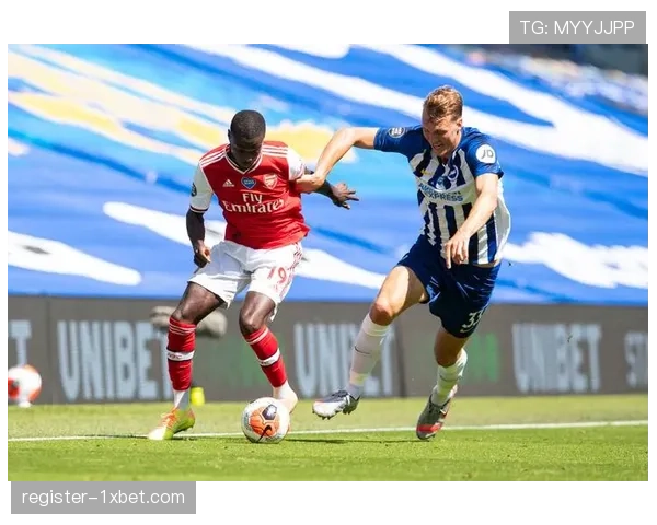 英超赛场单膝下跪再引嘘声利兹前锋勒温坚持站立引争议